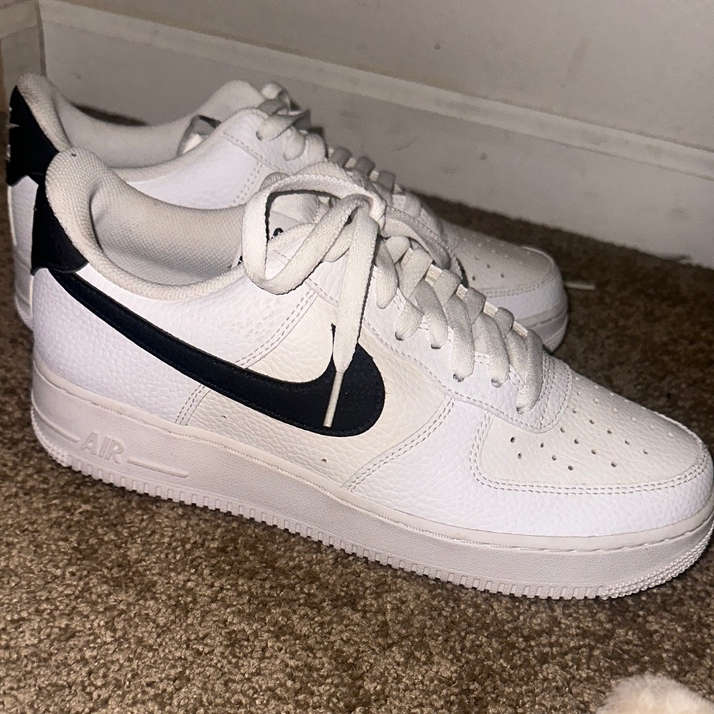 Nike White and Black Sneakers with Leather Upper